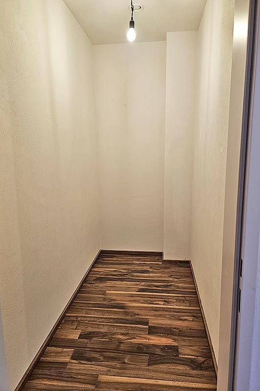 Praktischer Abstellraum mit Laminatboden, ideal für zusätzlichen Stauraum im Haushalt.