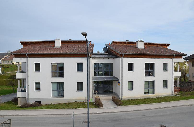 Moderne Wohnanlage mit zwei Gebäudeteilen und gepflegter Außenansicht.