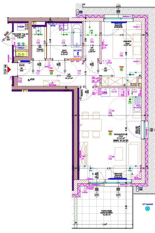 Detaillierter Grundriss einer Wohnung mit Wohnküche, Schlafzimmern, Bad und großer Terrasse.