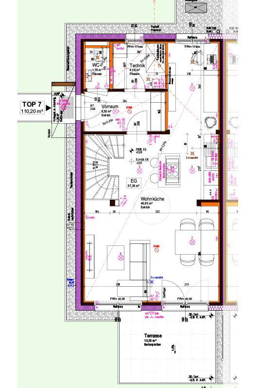 Grundriss des Erdgeschosses von Einheit Top 7 mit offener Wohnküche, Gäste-WC und Terrassenzugang.
