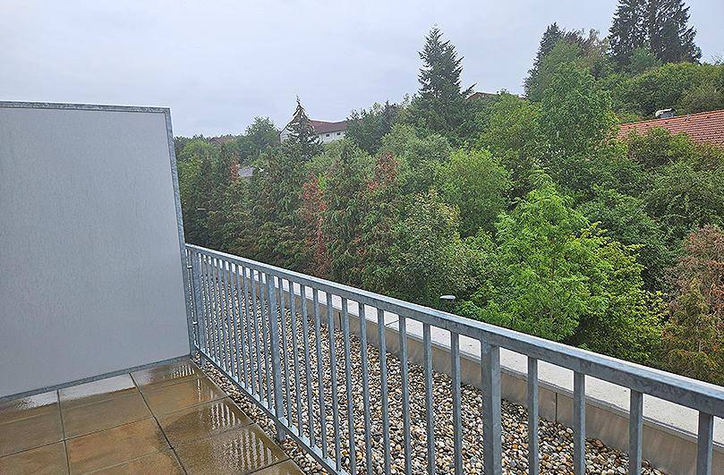Balkon mit Fliesenboden und einem schönen Blick auf die üppige grüne Hügellandschaft.
