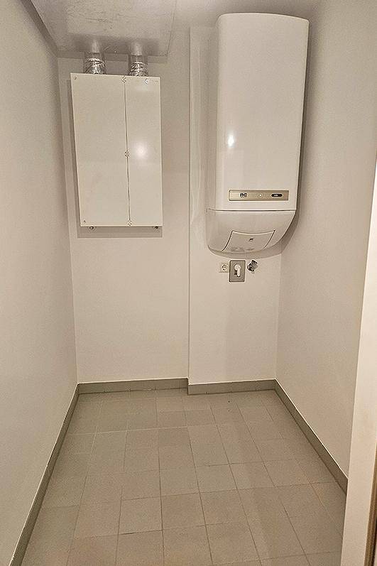 Hauswirtschaftsraum mit Heizungsanlage und Fliesenboden, ideal für technische Installationen.