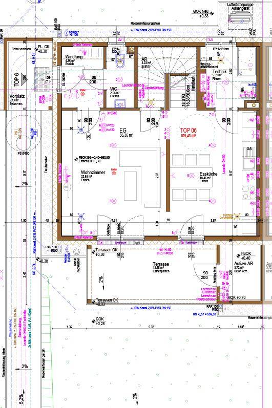 Grundriss des Erdgeschosses mit Wohnzimmer, Essküche, WC und Terrassenzugang.