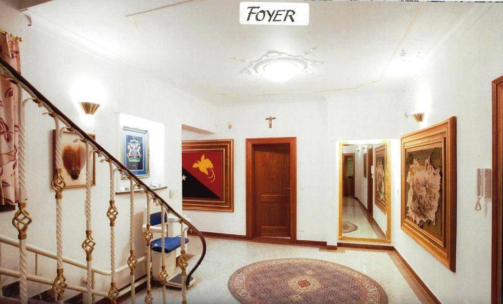 8 Foyer