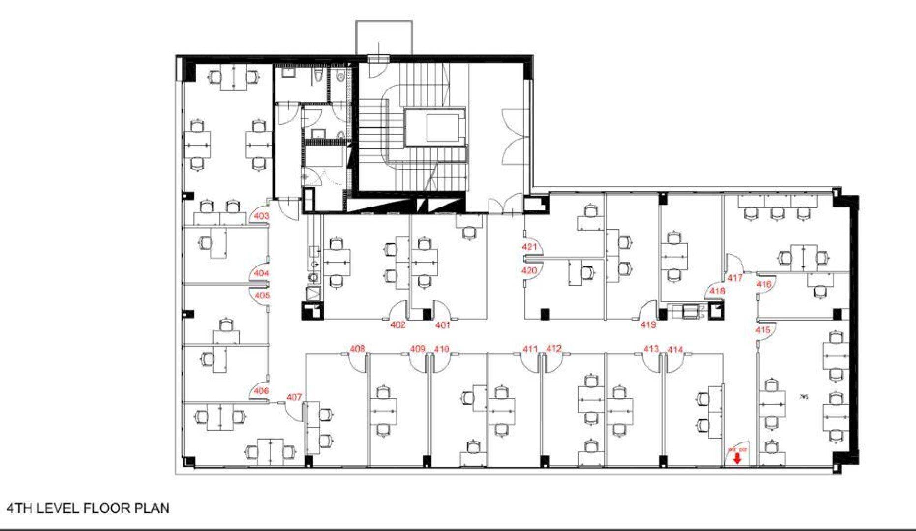 Grundriss des vierten Obergeschosses mit flexiblen Büroräumen und zentralem Treppenhaus.
