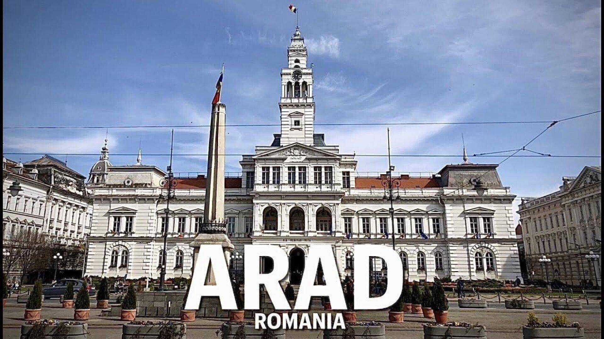 Prächtiges historisches Gebäude mit hohem Uhrturm und Denkmal in der Stadt Arad.
