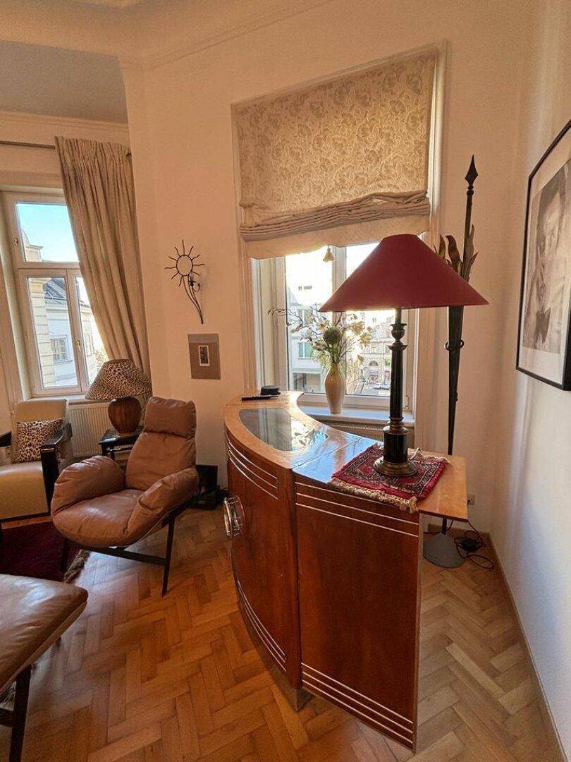 Detailansicht des Wohnzimmers mit einem eleganten Sideboard und Blick nach draußen.