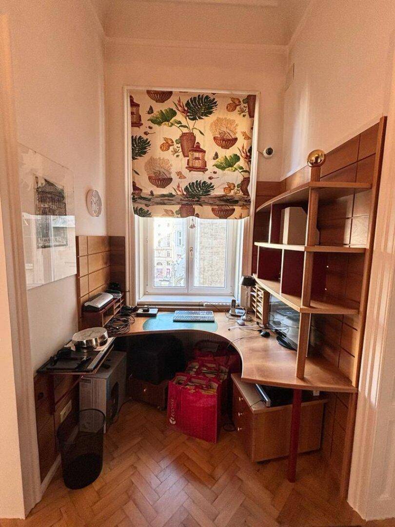 Kompaktes Heimbüro mit Holzmöbeln und Fenster für natürliches Licht.