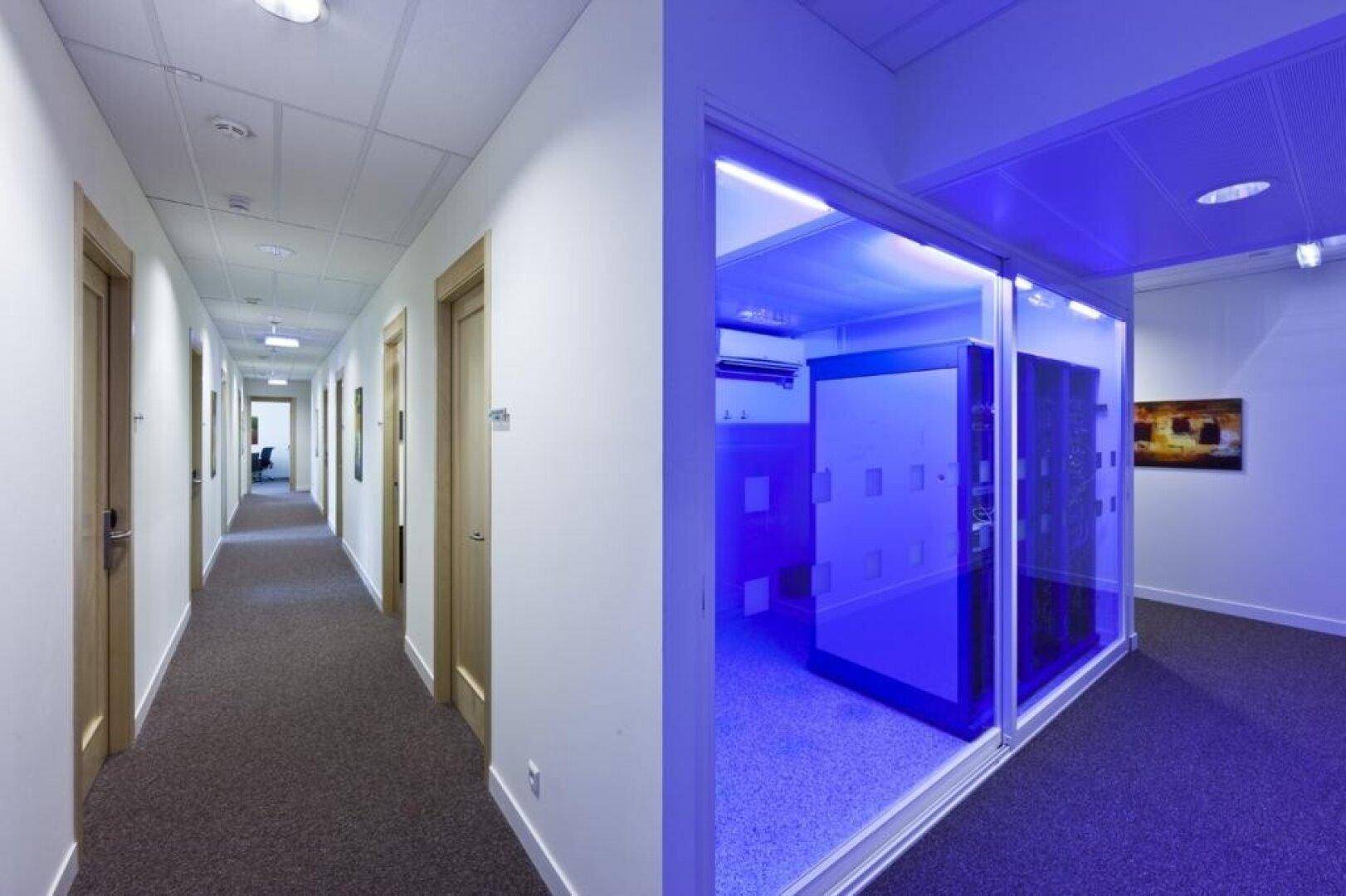 Langer Bürogang mit vielen Türen und einem angrenzenden Serverraum mit blauer Beleuchtung.