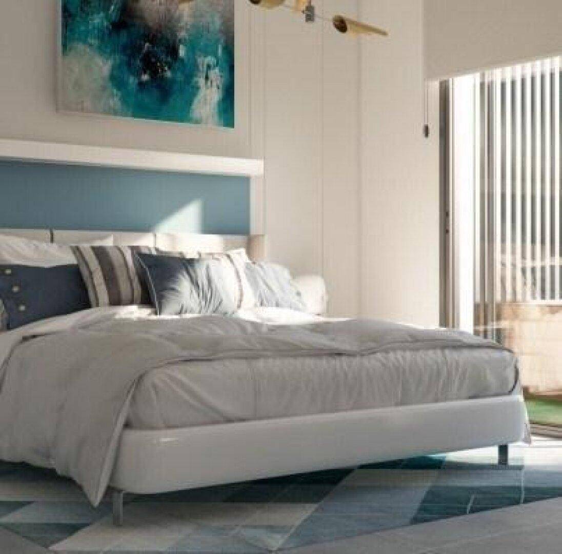 Modernes Schlafzimmer mit Doppelbett, blauer Kopfstütze und Zugang zum Balkon, hell und freundlich.
