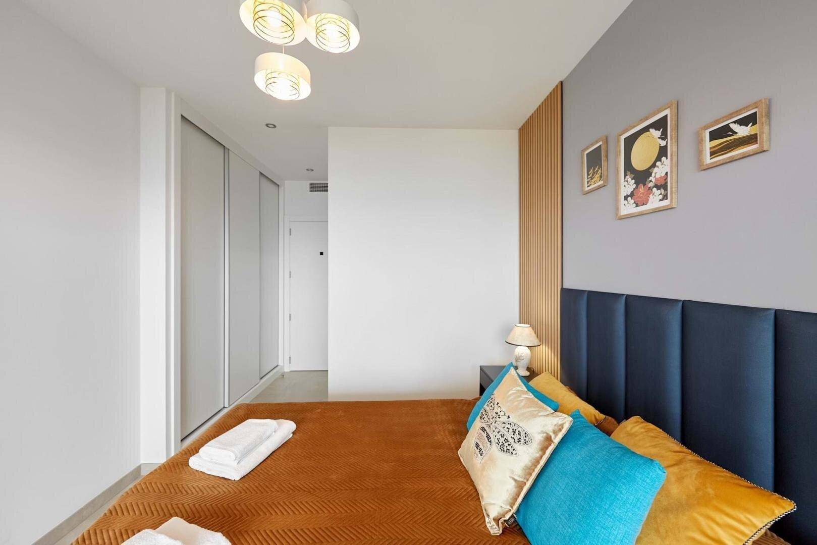 Schlafzimmer mit modernem Design, bequemen Betten und viel natürlichem Licht.