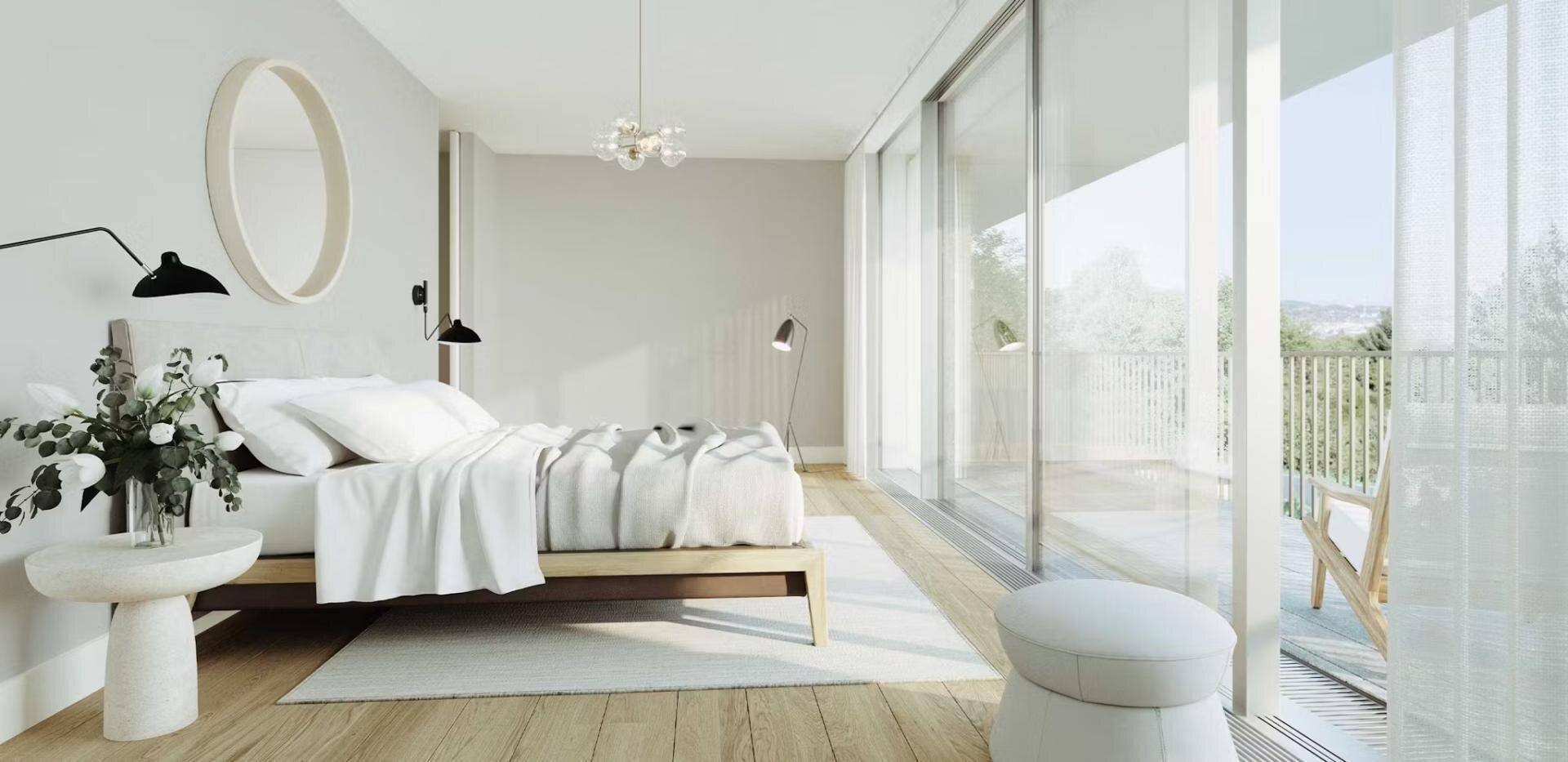 Helles Schlafzimmer mit modernem Bett, Holzboden und großem Fenster mit Balkonzugang.