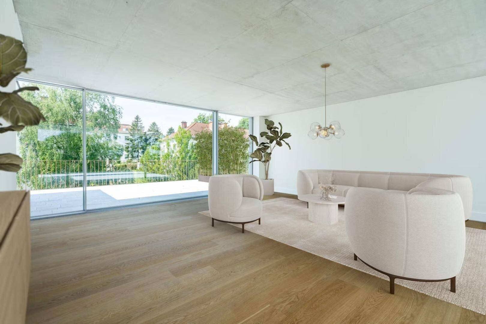 Helles Wohnzimmer mit Holzboden, minimalistischer Einrichtung und weitem Blick ins Grüne.