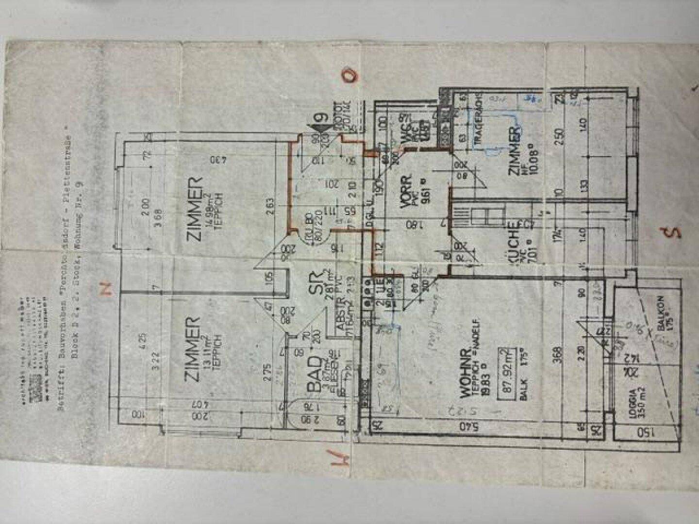Grundriss der Wohnung mit Zimmeraufteilung, Balkon und Loggia.