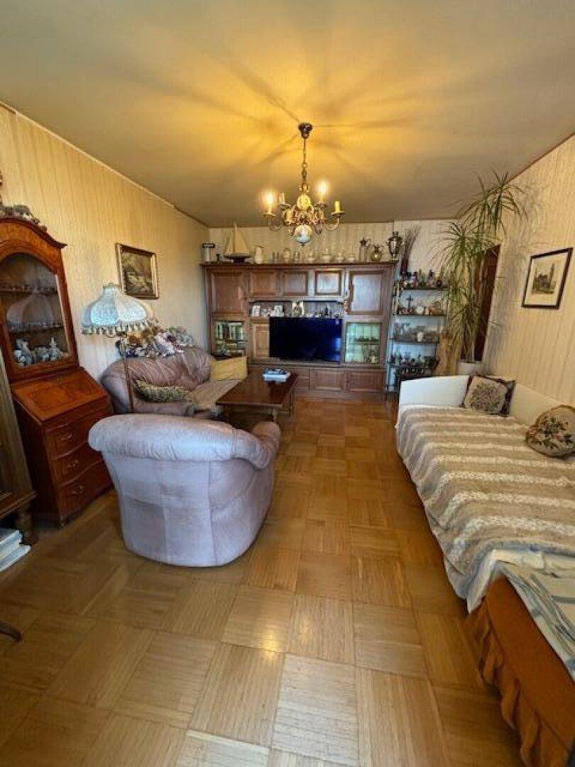 Gemütliches Wohnzimmer mit traditionellen Möbeln, Parkettboden und einem Tagesbett.