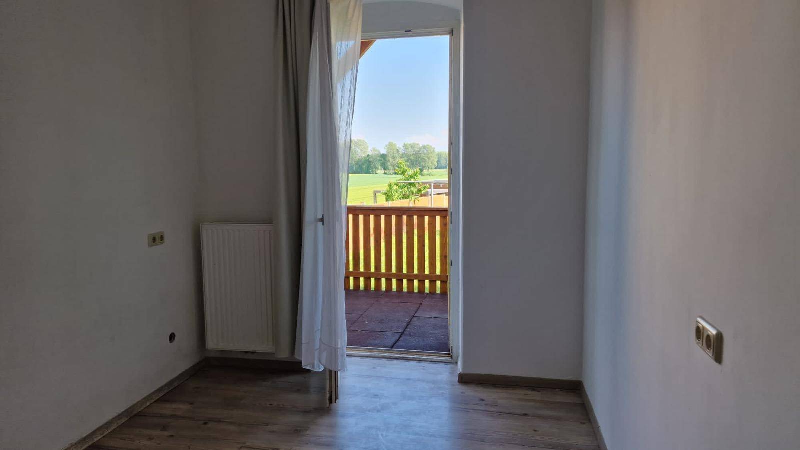 Schlafzimmer mit Ausgang auf Balkon