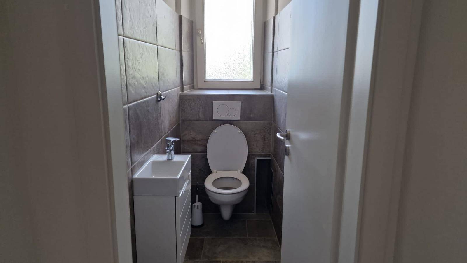 separates WC