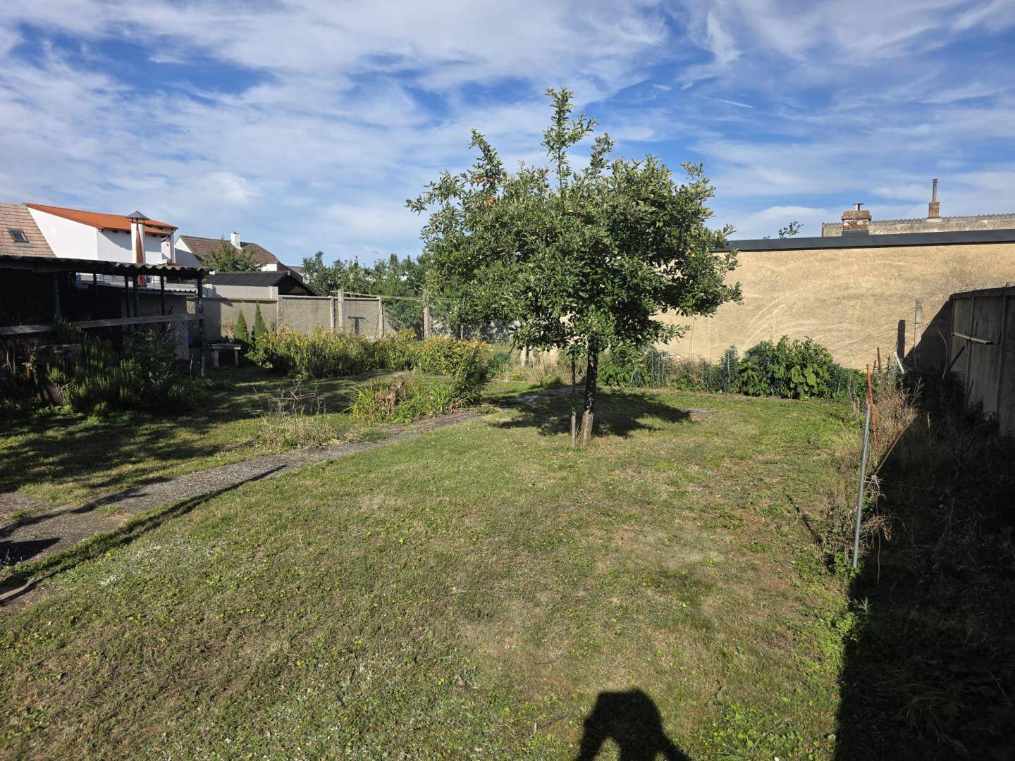 02_Gartenbereich2.jpg – Sonniger Garten mit Sitzba