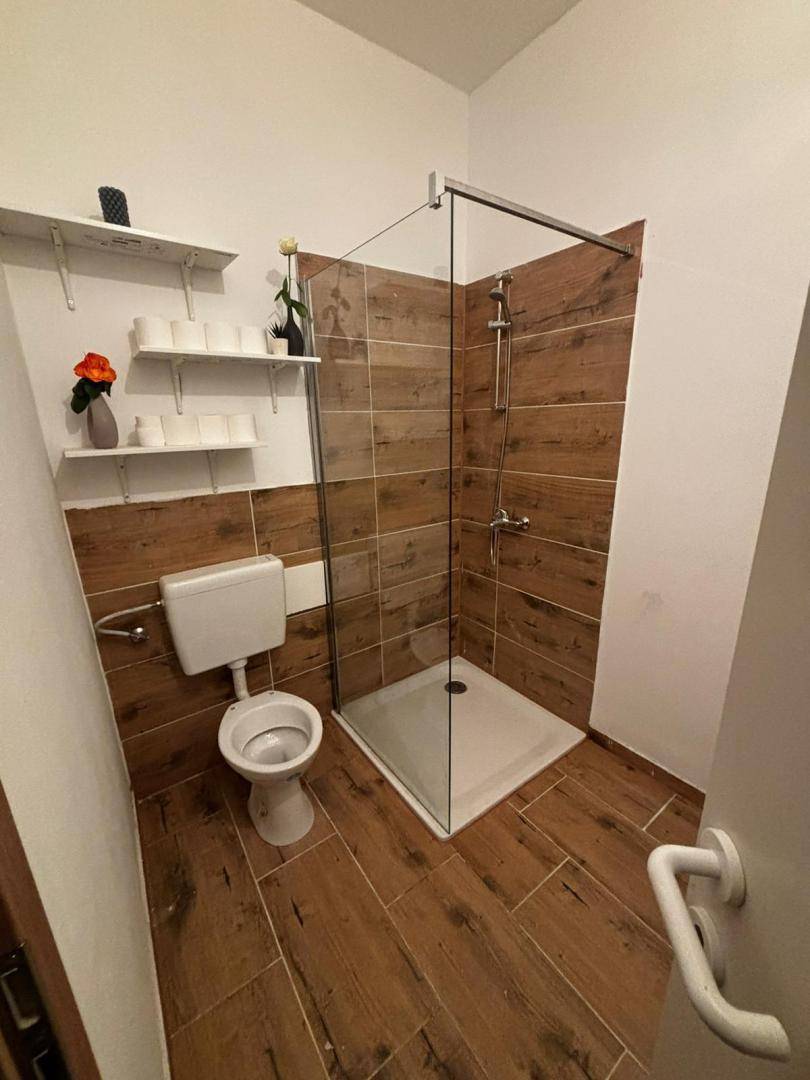 6 Badezimmer mit WC und Dusche