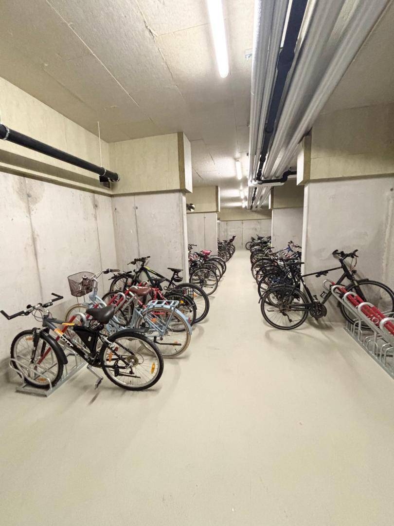 Geräumiger Fahrradraum in der Tiefgarage mit vielen Abstellmöglichkeiten für Fahrräder.