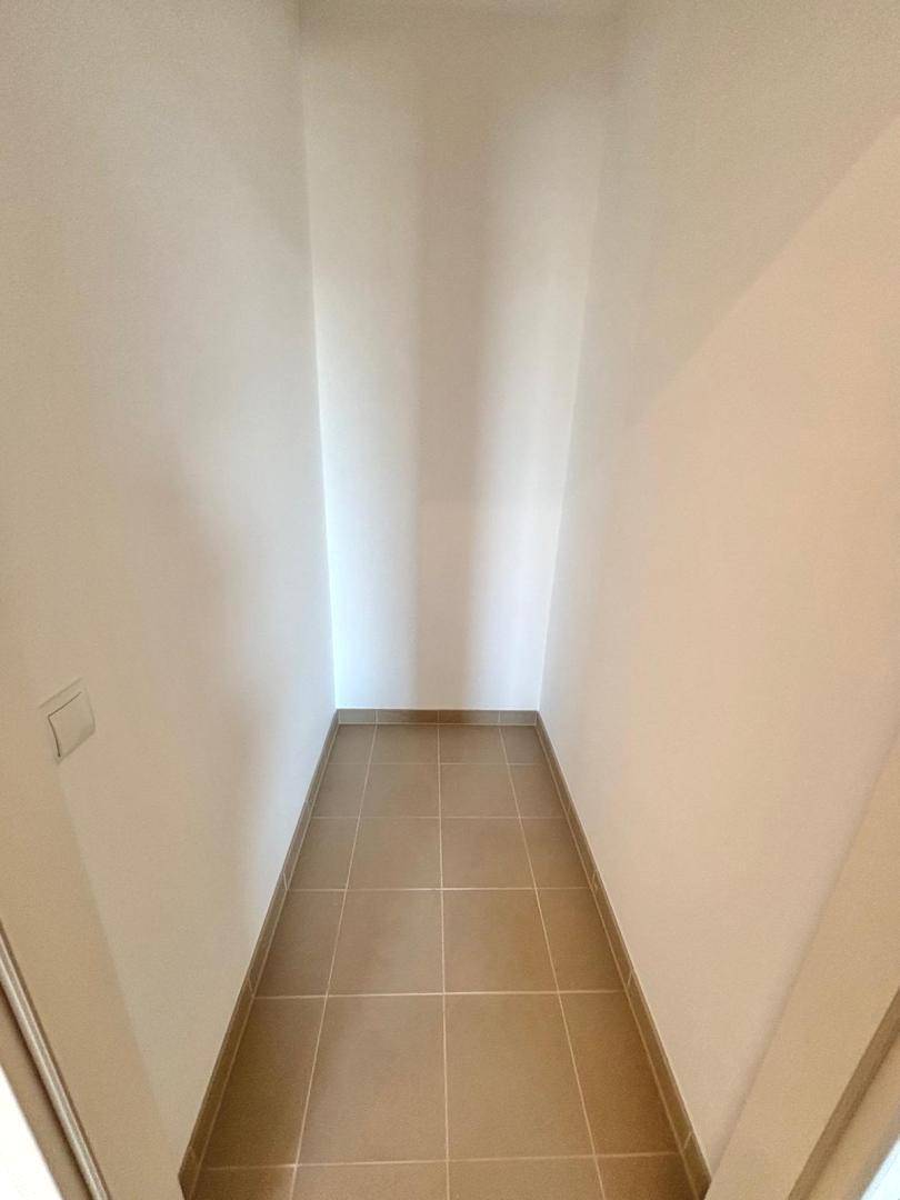 Praktischer Abstellraum mit Fliesenboden und weißen Wänden, ideal für zusätzlichen Stauraum.