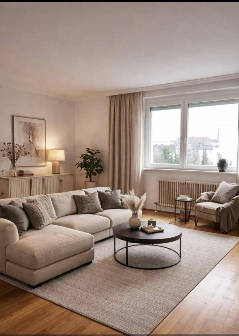 Gemütliches Wohnzimmer mit großem Ecksofa, Holzboden und Blick auf die Stadt durch die Fenster.