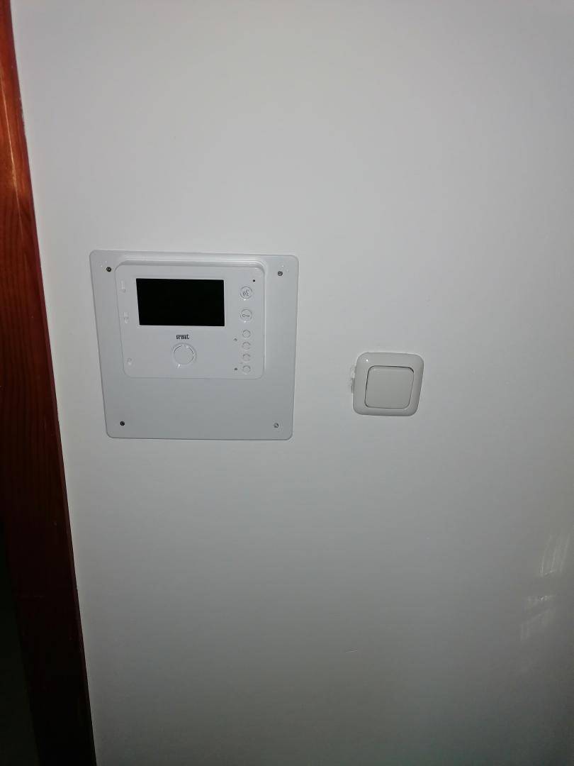 Moderne Gegensprechanlage an einer weißen Wand, typisch für den Eingangsbereich einer Wohnung.
