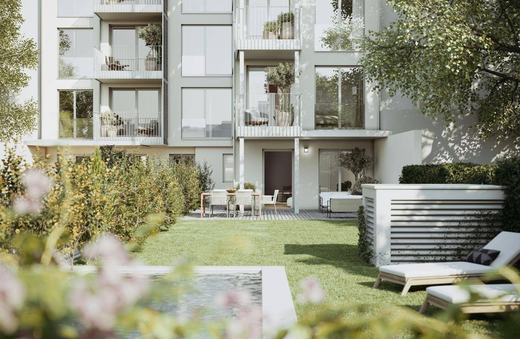 Gepflegter Gartenbereich mit Rasenfläche, kleinem Pool und angrenzender Terrasse am Gebäude.