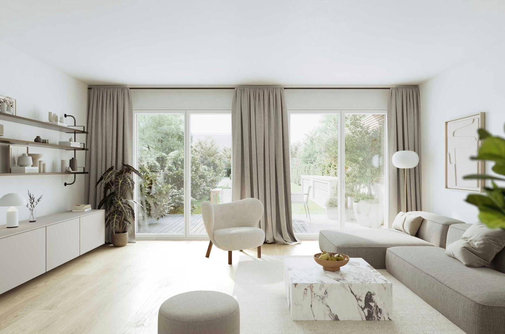 Geräumiges Wohnzimmer mit beigem Sofa, Marmortisch und Blick ins Grüne durch große Fenster.