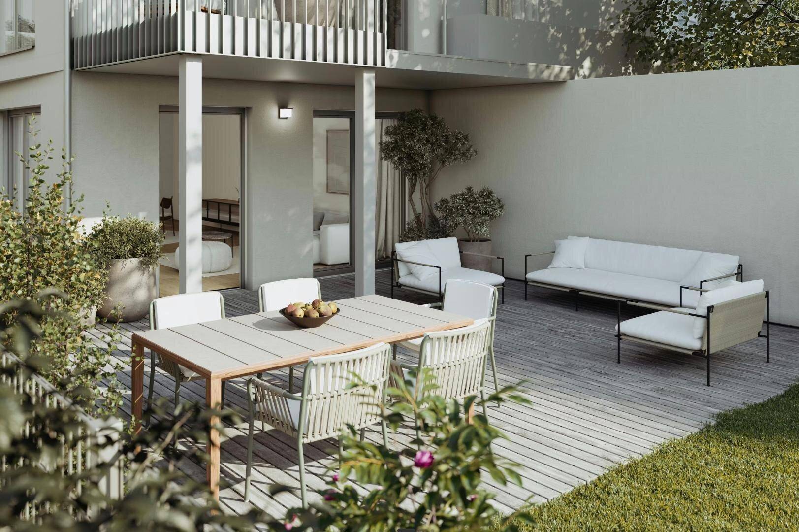Große Holzterrasse mit Essbereich und Lounge-Möbeln, umgeben von Grünpflanzen und einem Balkon.