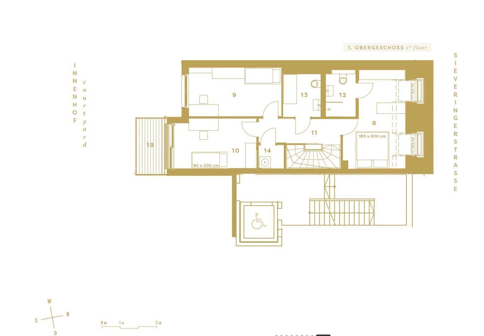 Grundriss des ersten Obergeschosses mit Schlafzimmern, Badezimmern und Balkonzugang.