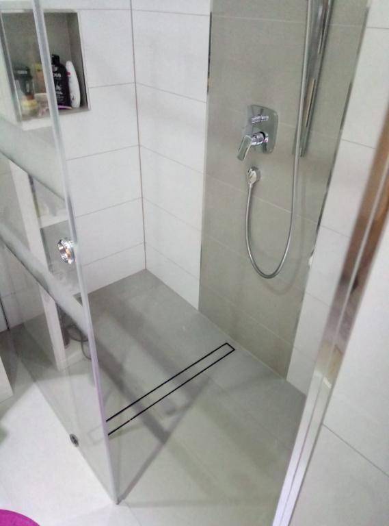 Bodengleiche Dusche mit modernen Fliesen und minimalistischem Design im Badezimmer.