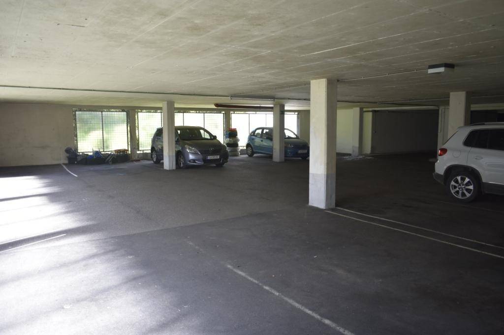 Geräumige Tiefgarage mit mehreren Stellplätzen und natürlichem Lichteinfall.