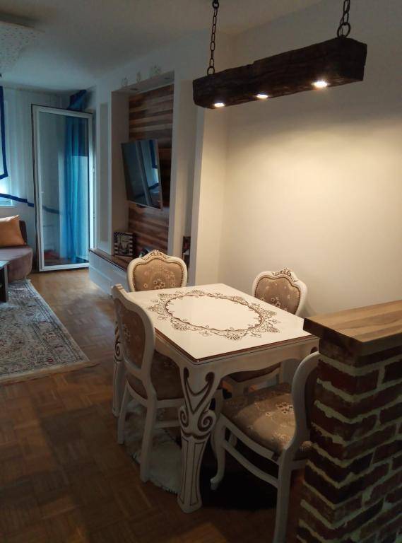 Gemütlicher Essbereich mit klassischem Tisch und Stühlen, angrenzend an den Wohnbereich.