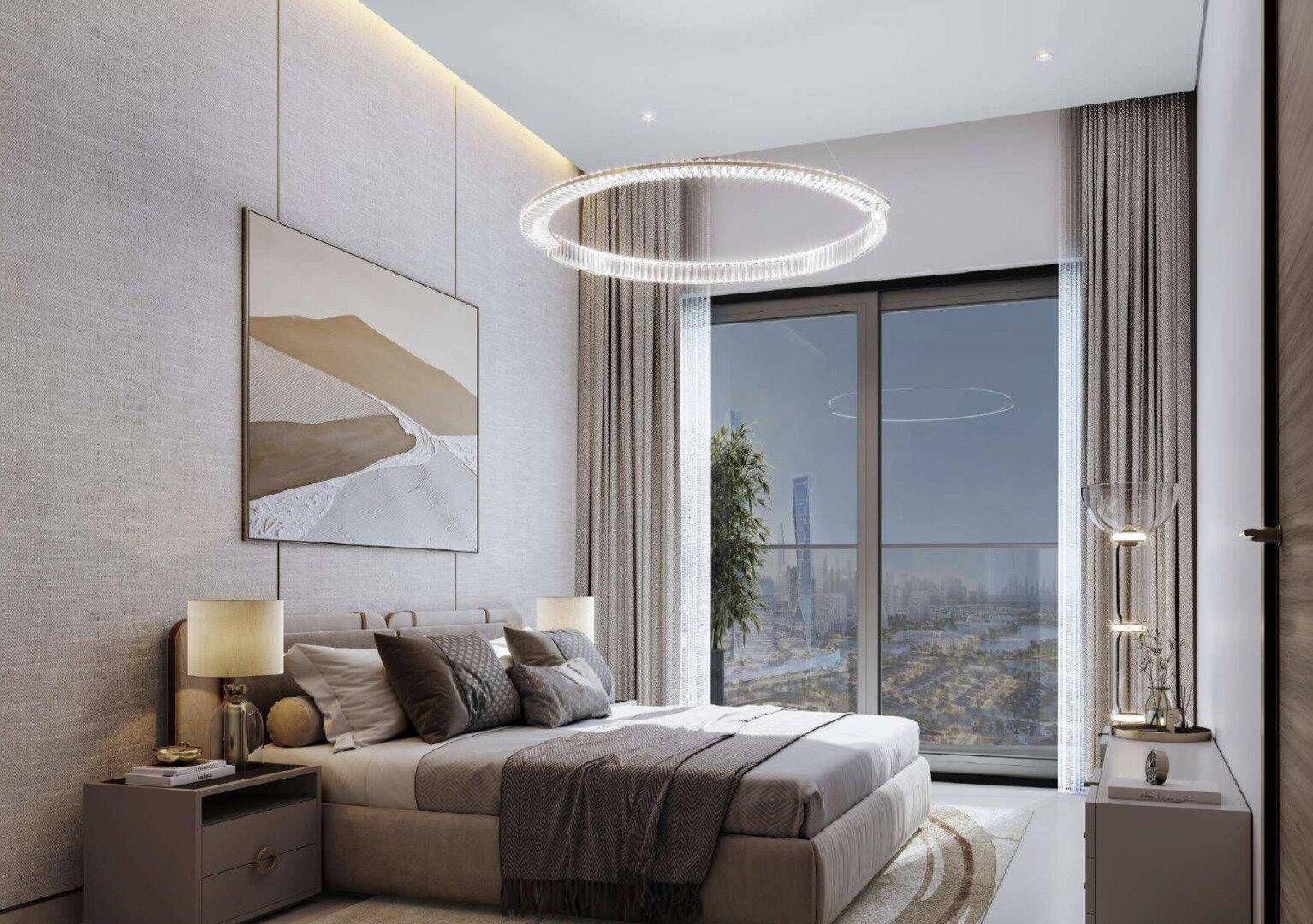Modernes Schlafzimmer mit großem Bett, elegantem Kronleuchter und bodentiefen Fenstern mit Stadtblick.