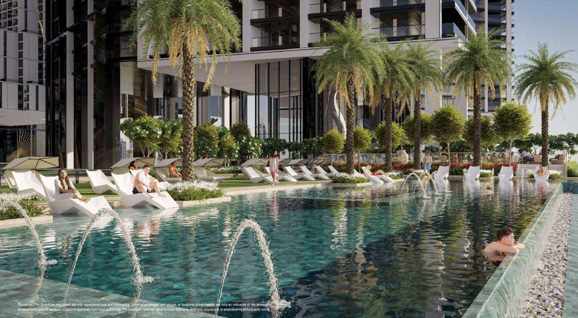 Luxuriöser Außenpoolbereich mit Palmen, Liegestühlen und Wasserspielen vor modernen Hochhäusern.