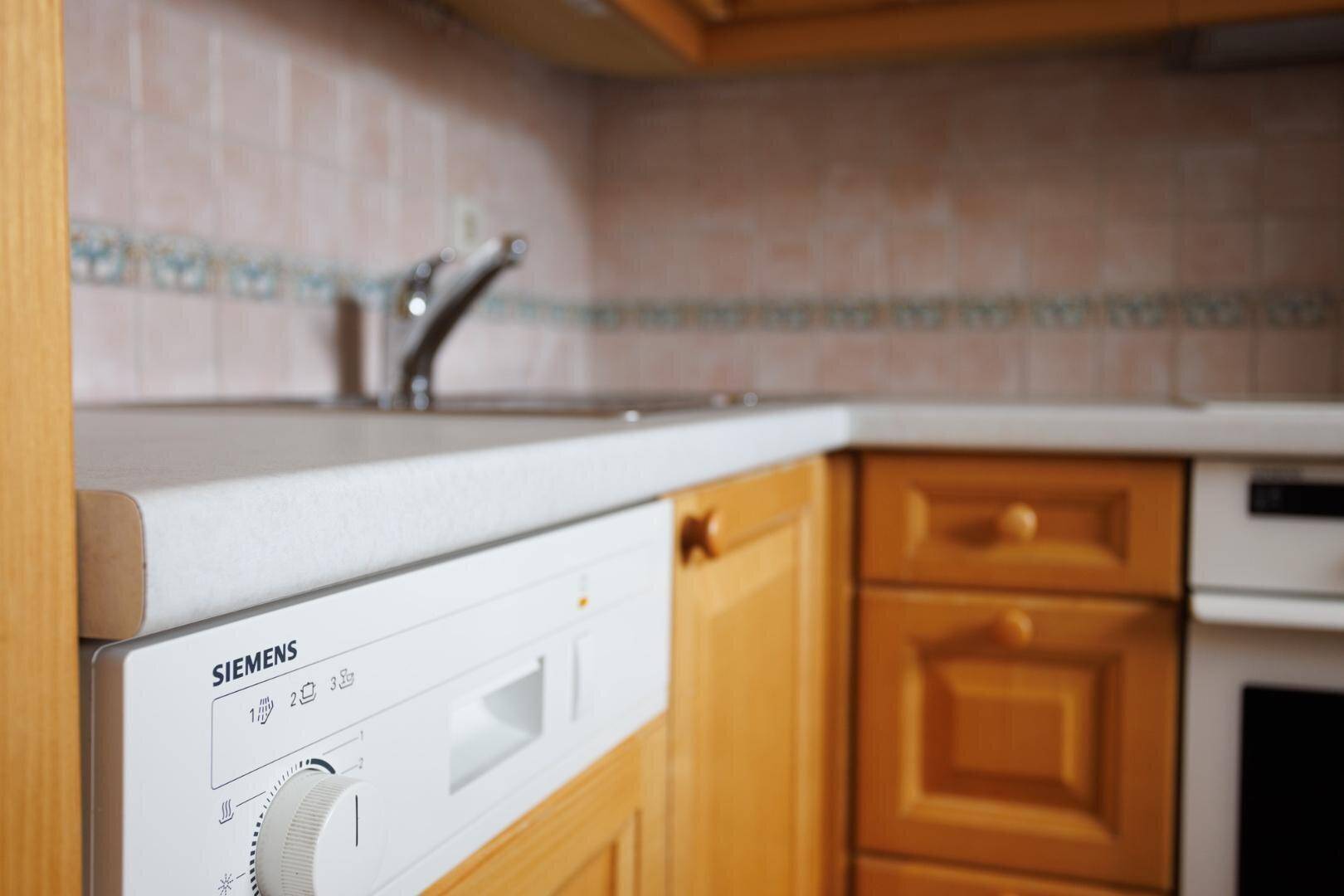 Nahaufnahme des Siemens Geschirrspülers und der Küchenarbeitsplatte.
