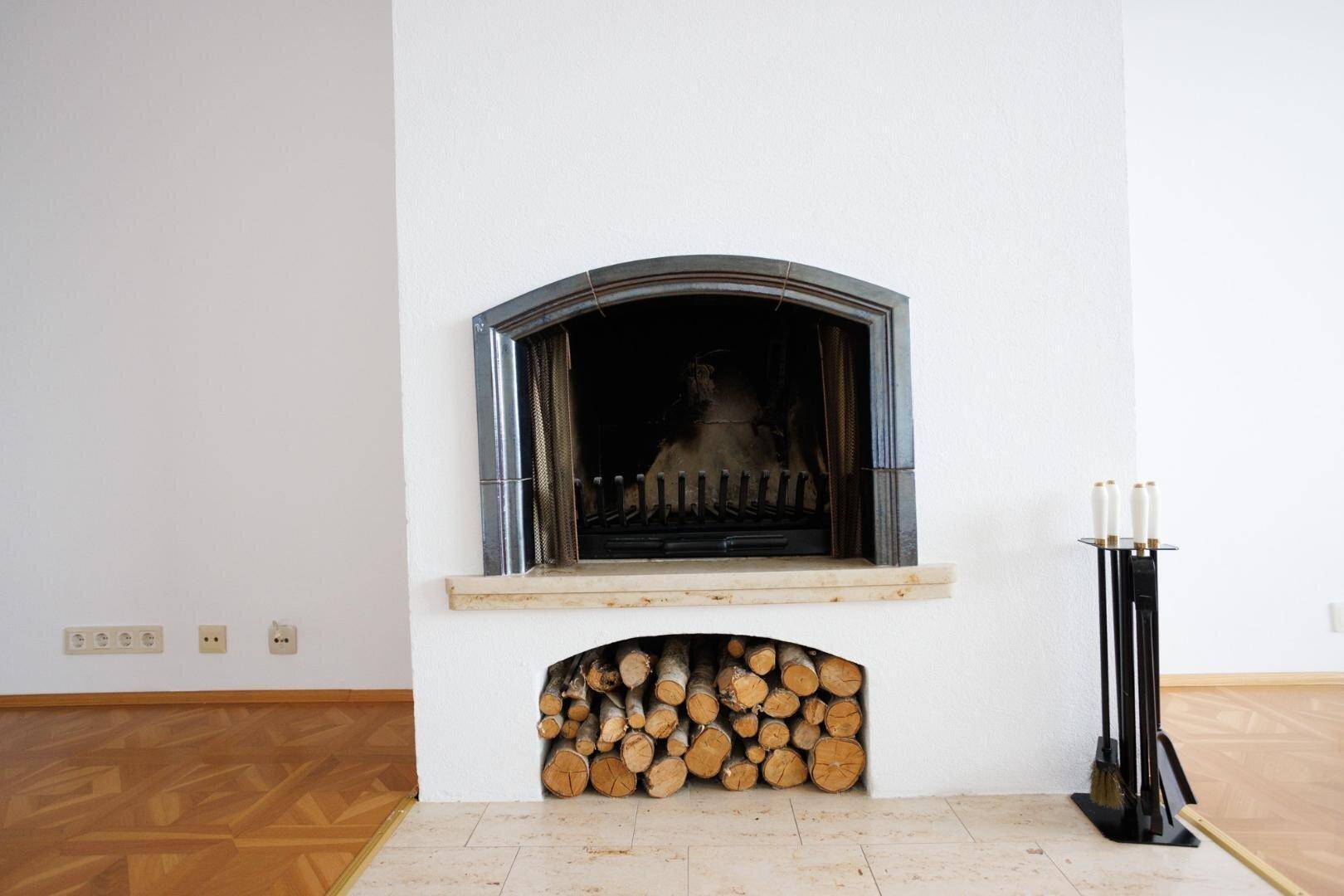 Detailansicht des Kamins im Wohnzimmer mit Blick in die Brennkammer.