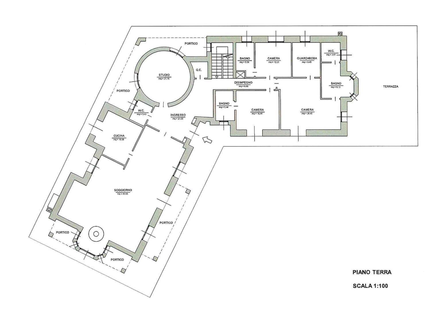 Grundriss des Erdgeschosses mit Wohnzimmer, Küche, Studio und mehreren Bädern.