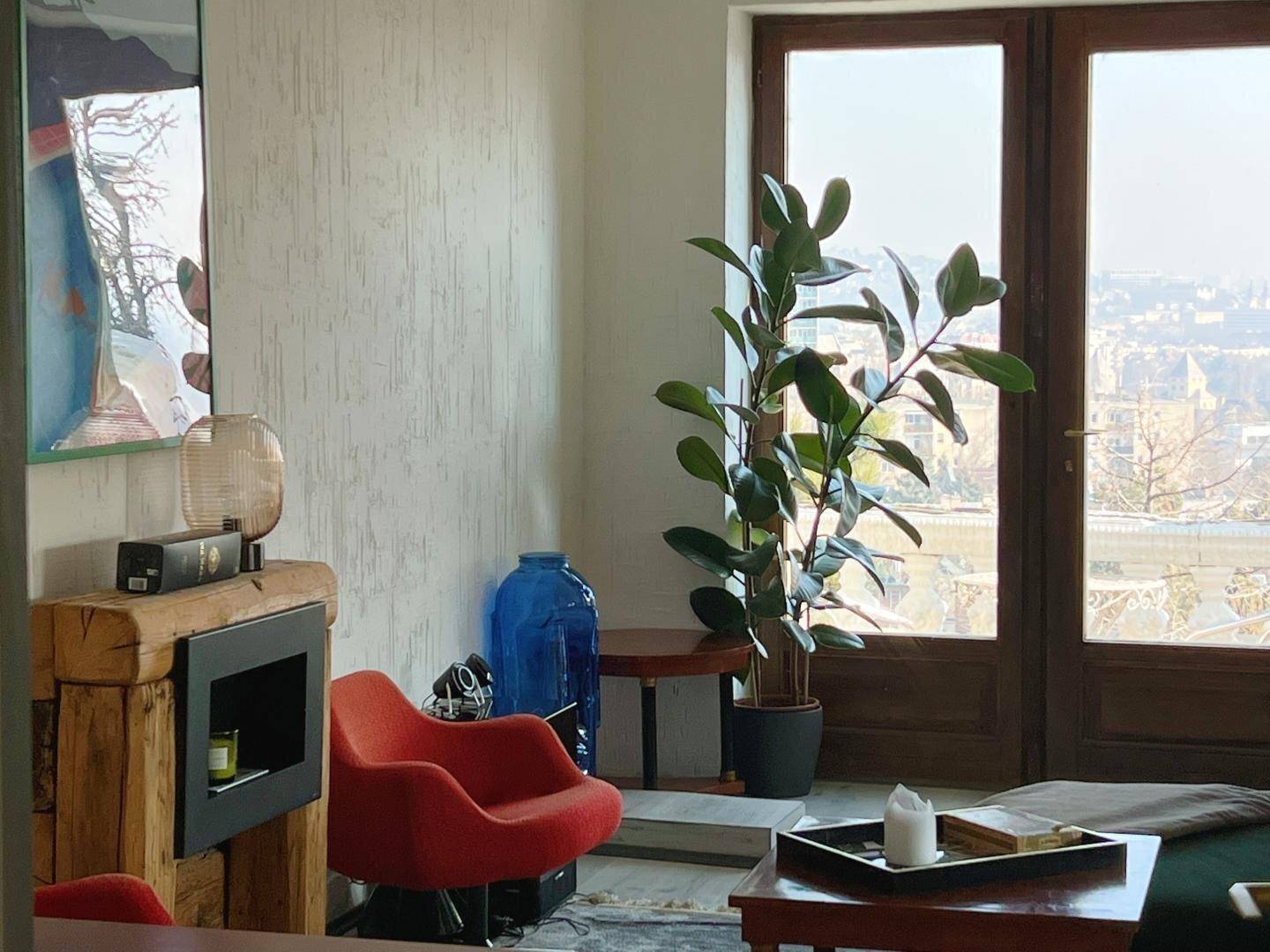 Große Fenster im Wohnzimmer bieten einen schönen Ausblick und lassen viel Tageslicht herein.
