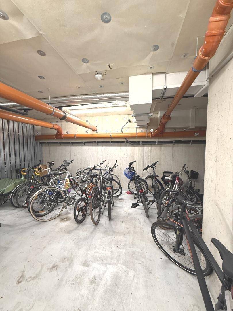 Gemeinschaftlicher Fahrradraum im Keller mit vielen abgestellten Fahrrädern.