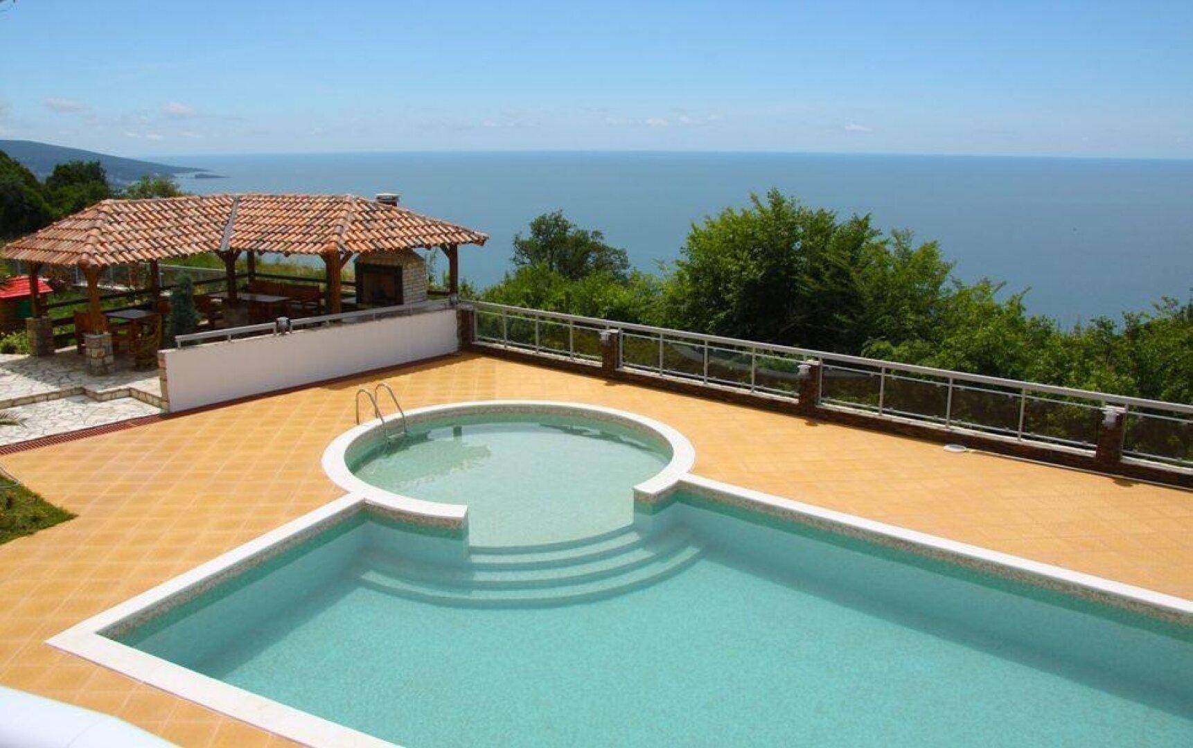 Großer Außenbereich mit Swimmingpool, Whirlpool und überdachtem Grillplatz mit Meerblick.