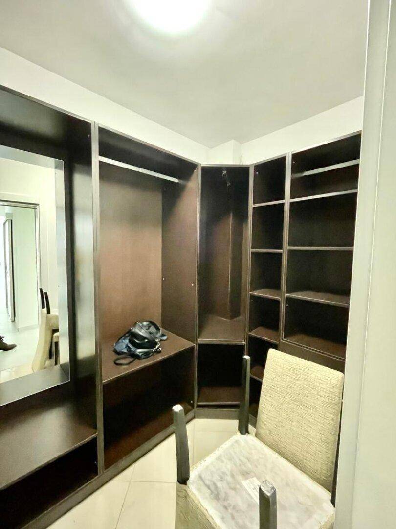 Geräumiger begehbarer Kleiderschrank mit integrierten Regalen und viel Stauraum.