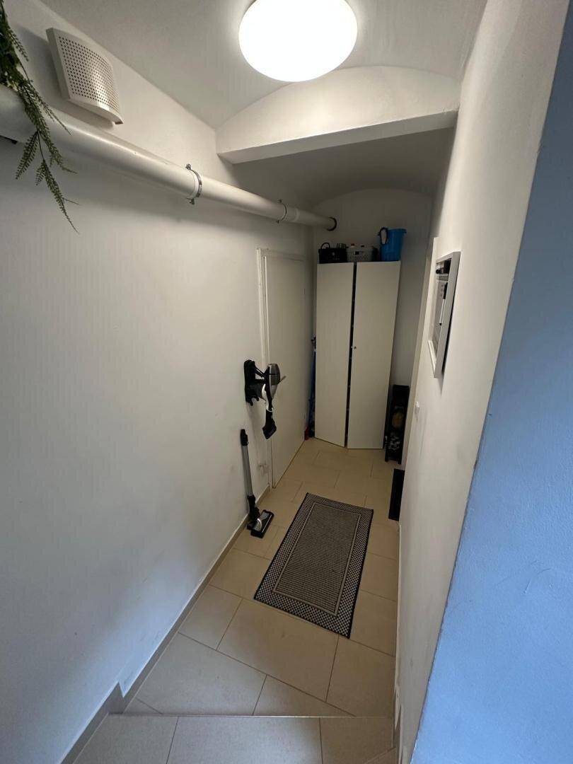 Heller Flur mit Fliesenboden, Gewölbedecke und einem praktischen Wandschrank.
