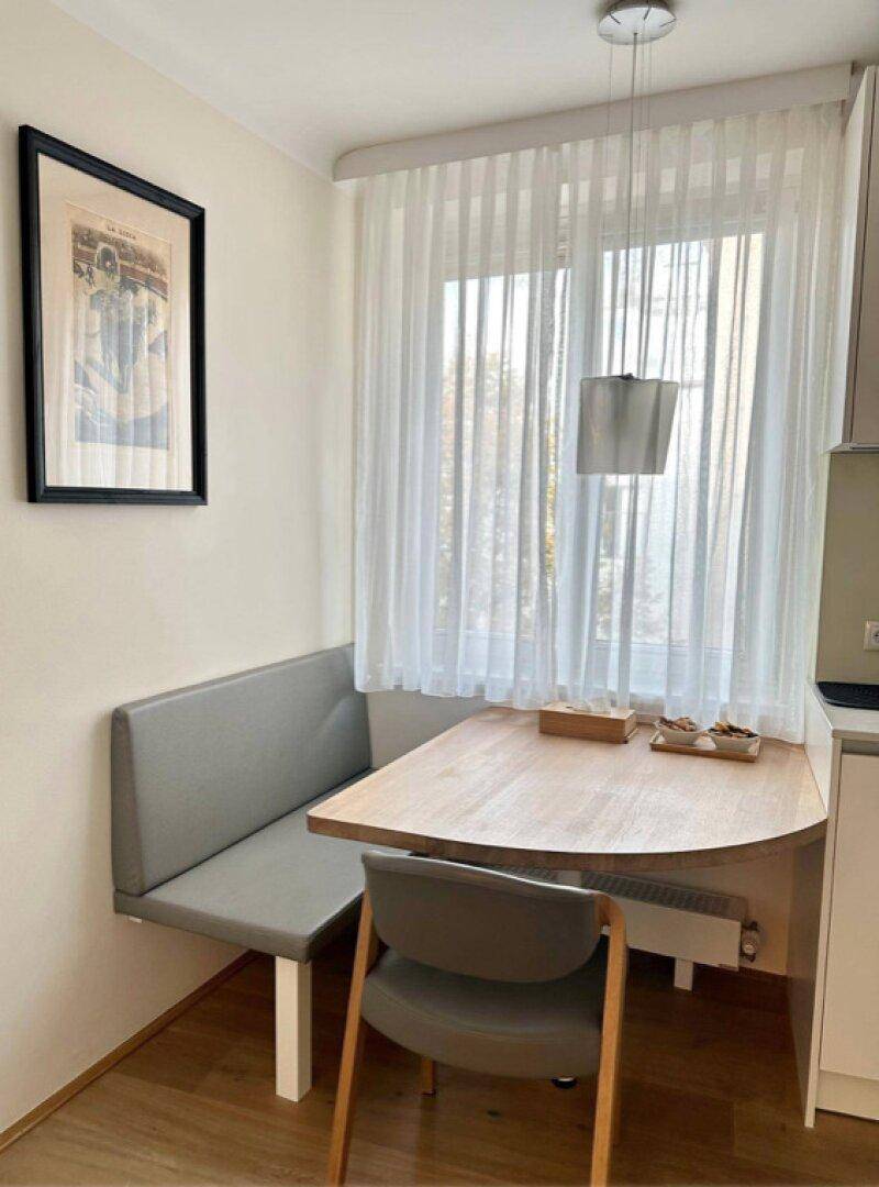 Gemütliche Essecke in der Küche mit Fenster und integrierter Sitzbank.