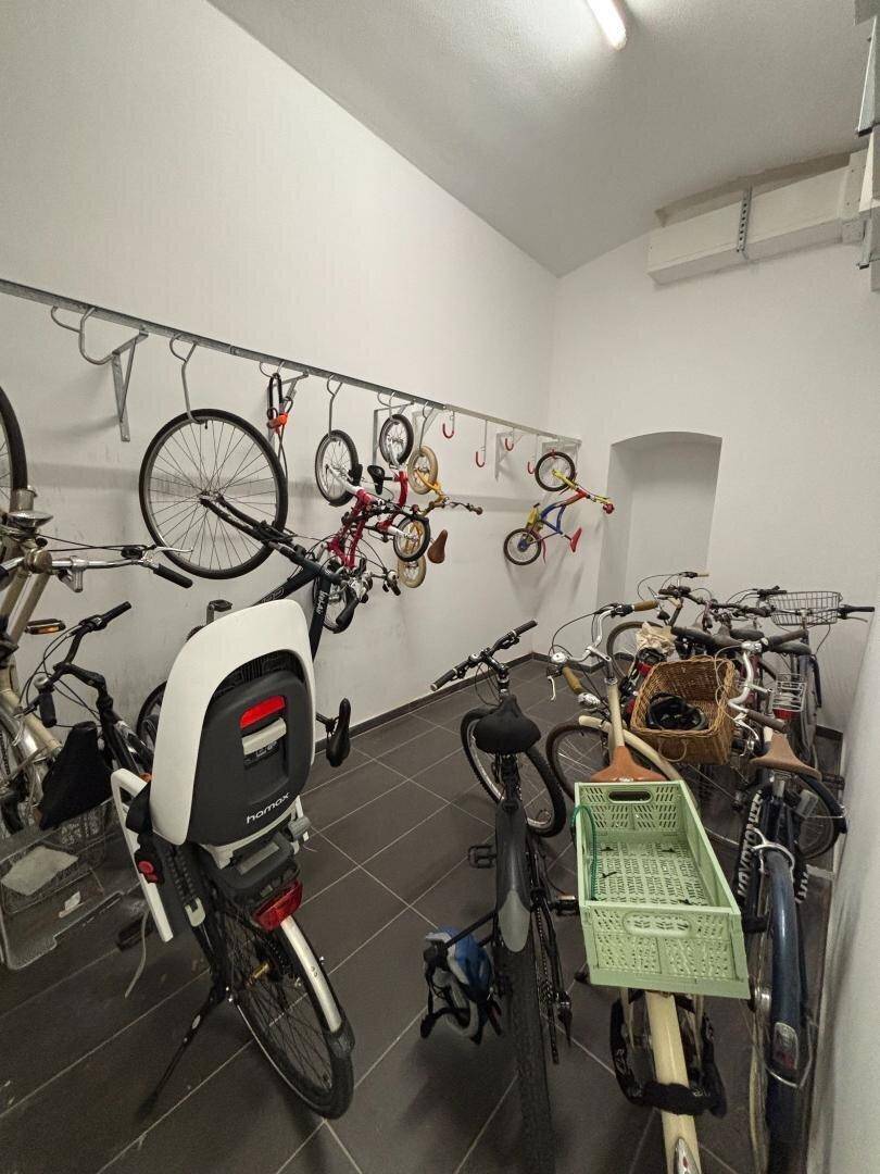 Gemeinschaftlicher Fahrradraum mit Wandhalterungen und Abstellmöglichkeiten.