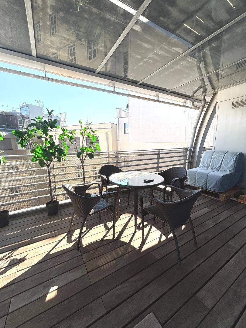 Gemütliche Terrasse mit Holzdeck, Sitzgelegenheiten und teilweiser Überdachung für entspannte Stunden.