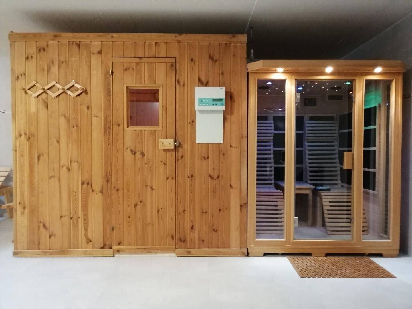 Detailansicht der Holzsauna und der modernen Infrarotkabine im Wellnessbereich.
