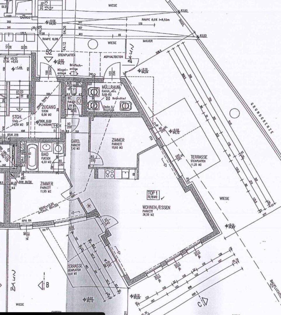 Grundriss des Erdgeschosses mit Wohn-Essbereich, Zimmern und Terrasse.