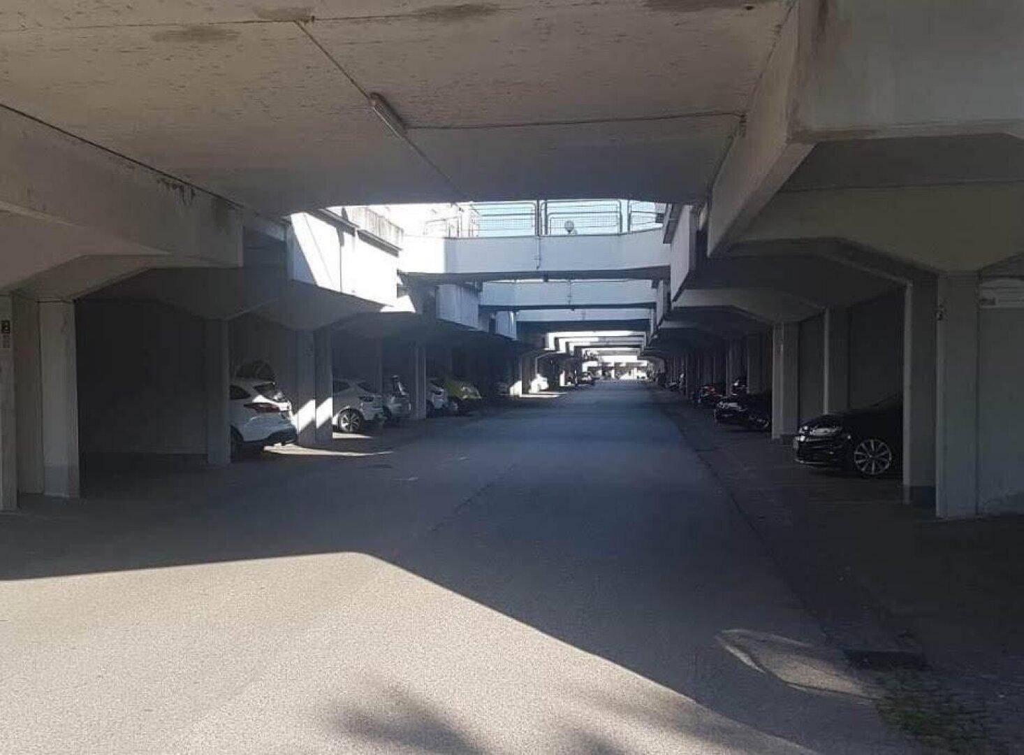 Geräumige Tiefgarage mit vielen Stellplätzen unter dem Gebäude.